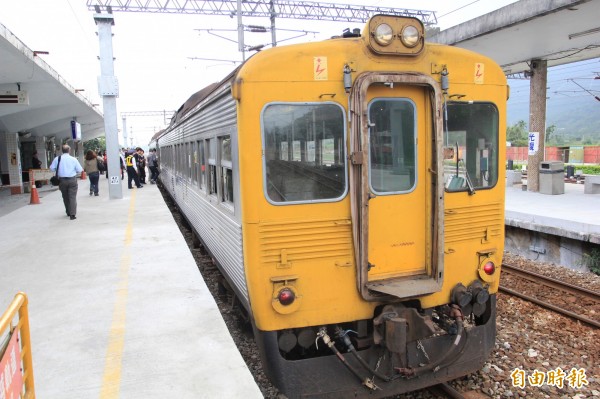 台鐵明年郵輪式列車推懷舊之旅，已退役的光華號將重出江湖。（資料照，記者鄭瑋奇攝）