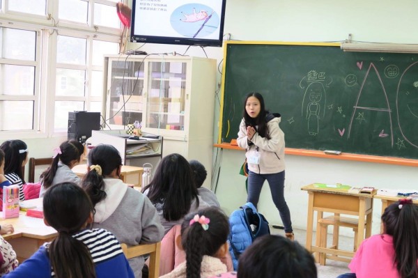 王如璇推廣島語文化，常到學校與小朋友互動。（取自ACE。旅行腳步粉絲專頁）