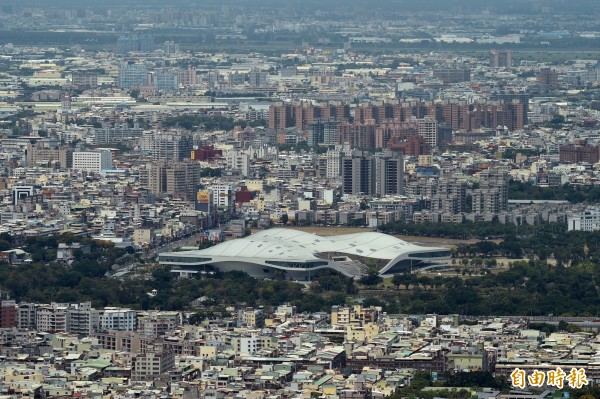 衛武營藝術中心全景。（記者張忠義攝）