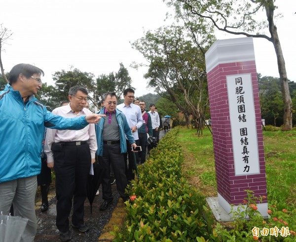 台北市長柯文哲13日出席「蔣渭水先生紀念園區完工啟用典禮」，參觀園區並獻花致意。（記者方賓照攝）