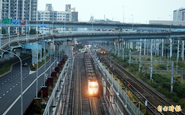 高雄鐵路地下化第一班下地列車，今晨6點現身左營端。（記者張忠義攝）