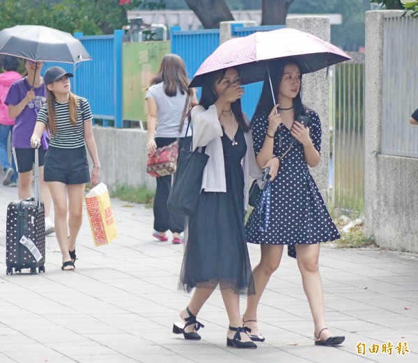 受到東北季風與水分的夾擊，北部及東半部的降雨機率將提高，各地低溫也可能下探20度；不過中南部維持多雲到晴的天氣，高溫可望達33度，不僅熱紫外線還偏高。（資料照）