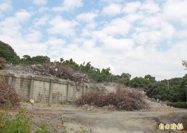 彰化「五星共產寺」依法遭拆除，3樓正殿已經夷為平地，只留下廢棄鋼筋與土石。（記者陳冠備攝）