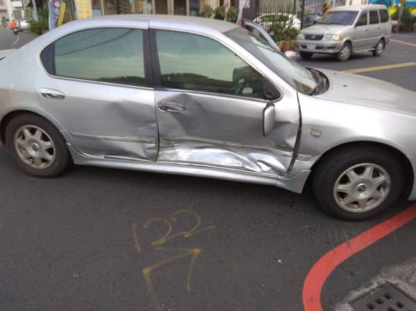 自小客車行經路口時與救護車發生車禍，右側副駕駛座車門凹陷。（記者萬于甄翻攝）