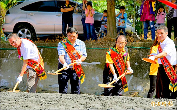 南投縣鹿谷鄉城東宮昨舉辦宮廟新建動土典禮，議長何勝豐（右一）、副縣長陳正昇（左二）等人都出席。（記者謝介裕攝）