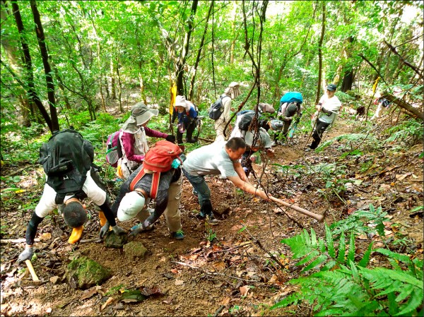 古道志工隊成員，在仙山古道挖土梯修石階，讓古道更好走。（記者張勳騰翻攝）