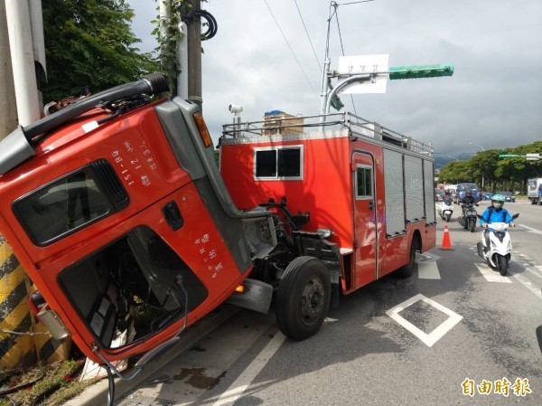 台北市消防局光明分隊小隊長李耀文今上午因水箱車車頭突然升起前傾，被拋出車外後，又被水箱車輾過，不幸喪命。（記者鄭景議攝）