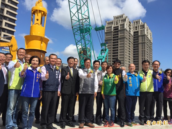 桃園市政府今天在八德熱鬧舉行綠線捷運開工祈福典禮，多位國民黨議員包括副議長李曉鐘（左4）、林政賢（右2）、蘇家明（右4）、呂淑真（左3）都出席開工祈福典禮比讚。（記者周敏鴻攝）