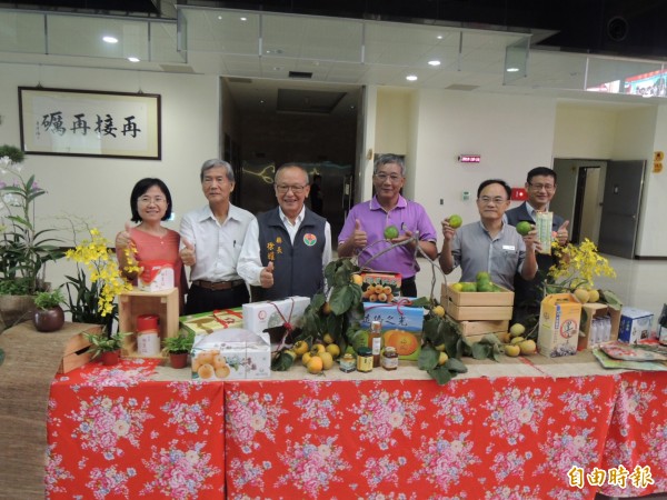 苗栗農業嘉年華活動，將展售苗栗縣18鄉鎮市特色農產品，苗栗縣長徐耀昌（左三）等人協助行銷優質農產品。（記者張勳騰攝）