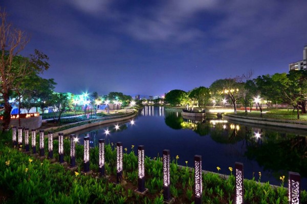 國際照明大師周鍊團隊，打造花博光影造景，花博夜景超吸睛。（台中市政府提供）