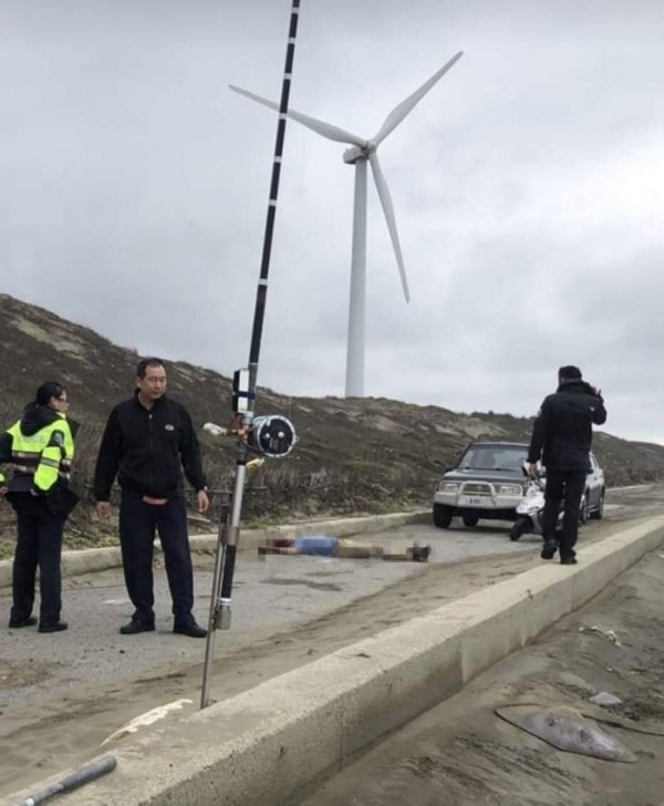 呂姓男子倒臥岸邊死亡，堤防邊還有一尾魟魚（右下角）。（讀者提供）