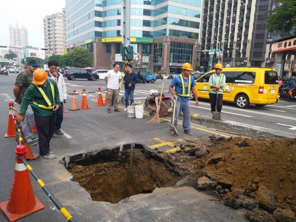 南市小東路與中華路口出現坑洞，南市工務局派工開挖了解原因。（記者洪瑞琴翻攝）