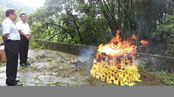 台南南化山區今年8月間發現白骨案，警方事後回到現場燒金紙祭拜亡者時，火煙中竟隱約顯現人臉。（記者萬于甄翻攝）