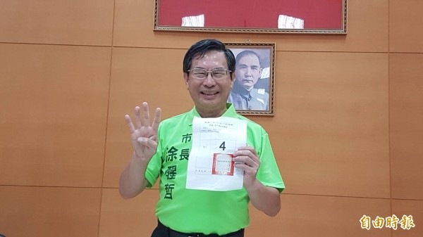 尋求連任的民進黨現任嘉義市長涂醒哲抽到4號。（記者丁偉杰攝）