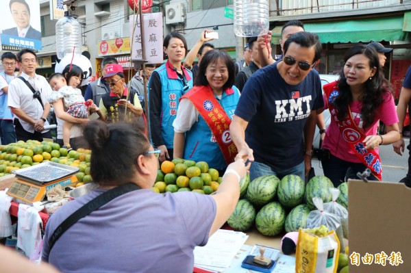 前總統馬英九今天下午陪同台南市議員候選人林燕祝，在永康永強黃昏市場掃街拜票。（記者萬于甄攝）