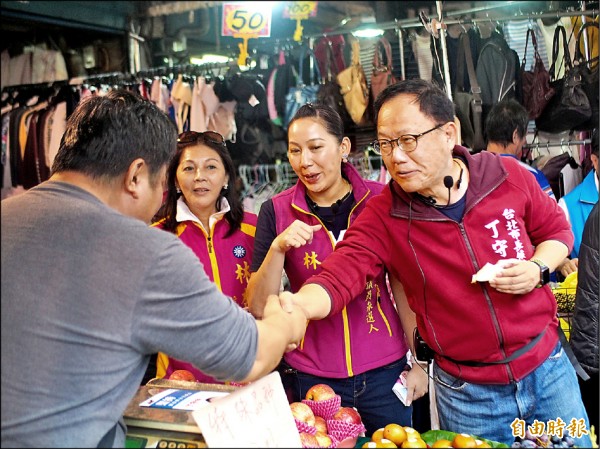 國民黨台北市長參選人丁守中昨天到士林社子市場拜票，承諾上任後一定加速地方建設。（記者簡惠茹攝）