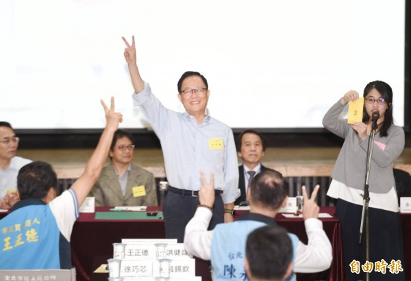 國民黨台北市長候選人丁守中抽中2號。（記者方賓照攝）