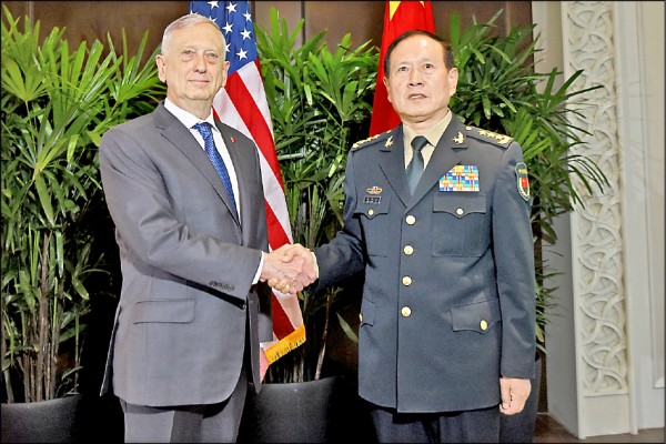 美國國防部長馬提斯十八日在東協國防部長會議場邊，與中國國防部長魏鳳和（右）晤談近九十分鐘。（歐新社）
