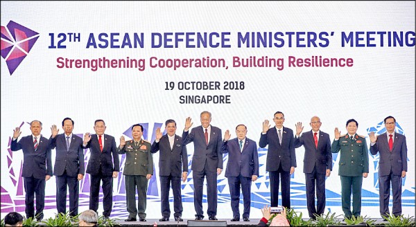 第十二屆東協國防部長會議（ADMM）在新加坡舉行，以「強化合作、建立彈性」為願景。東協十國國防部長和東協副秘書長，十九日在會場香格里拉大酒店合影。（歐新社）