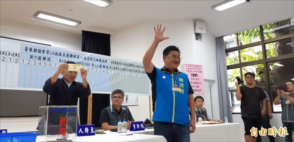 國民黨台東縣長候選人饒慶鈴由競選總幹事陳德勝代抽中五號，比出五福臨門手勢。（記者黃明堂攝）