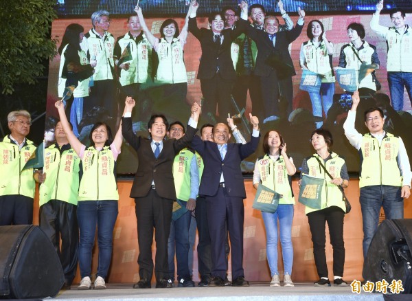 民進黨新北市長候選人蘇貞昌今晚結合黨內市議員候選人，在板橋區舉辦大型造勢晚會，行政院長賴清德到場為蘇貞昌助選。（記者方賓照攝）