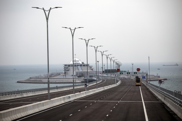 港珠澳大橋預計24日上午9時正式通車後，能將香港、澳門及中國珠海市三地生活圈縮短至1小時。（彭博）