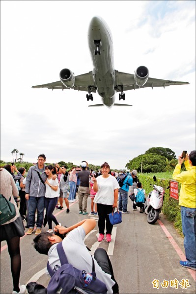 松山機場賞機秘境飛機巷11月要封巷？民航局：至少還要1-2年。（記者鄭瑋奇攝）