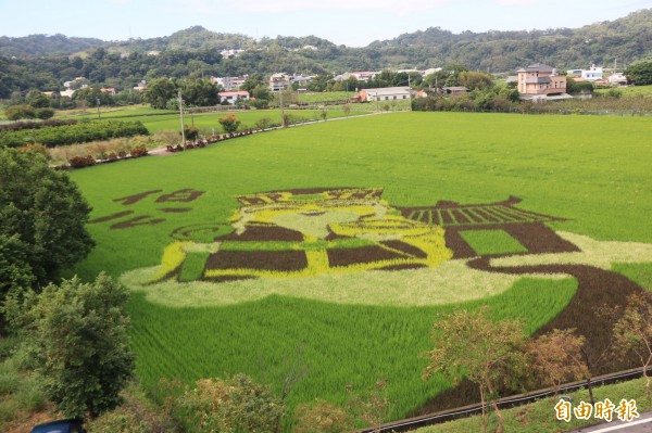 巨型土地公像的農田彩繪將成為拍照打卡熱點。（記者鄭名翔攝）