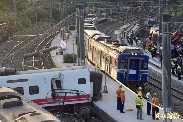 台鐵普悠瑪號列車21日傍晚在宜蘭縣新馬車站出軌翻覆，台鐵人員徹夜搶修，22日清晨5時搶通單線雙向通車。（記者黃耀徵攝）