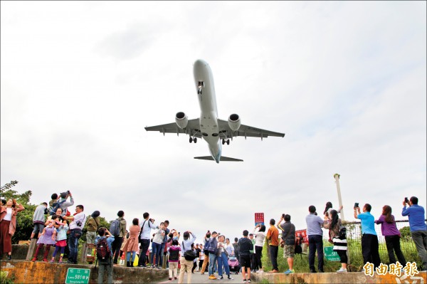 松山機場賞機巷傳11月要封巷，每天都湧入大批民眾賞機。（記者鄭瑋奇攝）