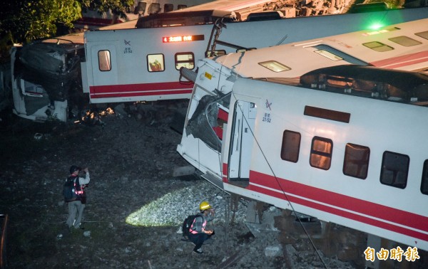 普悠瑪列車在宜蘭出軌，24名卑南國中師生與導遊也搭上這班車，已知4師生身亡2重傷。（記者黃耀徵攝）