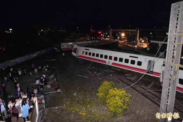 台鐵普悠瑪號1650時在蘇澳新馬車站發生翻覆事故，造成嚴重死傷。（記者張議晨攝）