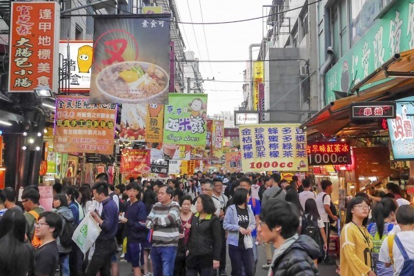 有網友近日發現逢甲夜市假日的停車費漲到300元。圖為逢甲夜市。（資料照，逢甲大學提供）