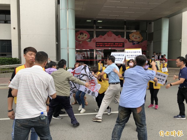 桃園市長候選人朱梅雪與桃園市電子業產業工會試圖靠近市長鄭文燦陳情，被警力阻擋。（記者陳昀攝）