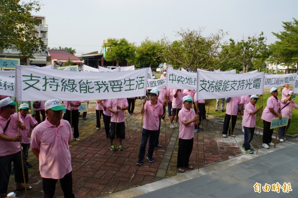 反對取消太陽能光電設置，口湖鄉民至雲縣府陳情抗議。（記者詹士弘攝）