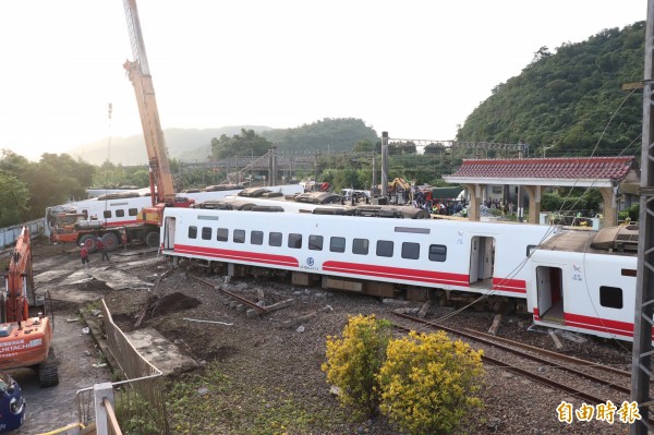 台鐵普悠瑪列車出軌，造成18死187人輕重傷。卑南國中的12歲陳姓柔道小將罹難後，家人在行李箱翻出他生前最愛的衣服。（記者林敬倫攝）