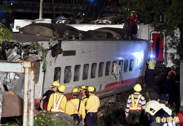 普悠瑪列車於宜蘭發生出軌事故，造成18人死亡，183人受傷，工程人員逐一檢視受損車廂。（記者羅沛德攝）