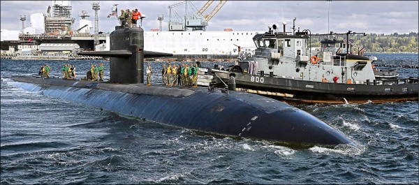 今年四月，美國海軍核動力潛艦「布雷默頓號」停靠在西岸華盛頓州基察普海軍基地。（美聯社檔案照）