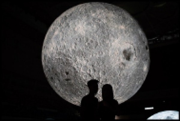 中國計畫在二○二○年前發射自製的「人造月亮」，以減少電力成本，但批評者質疑，光害將危及人體健康。圖為今年八月北京市國家游泳中心（又名水立方）展出的月亮雕像。（歐新社檔案照）