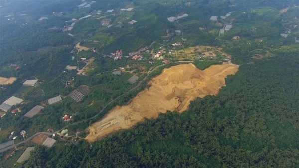 位在大內與玉井之間的「大坪頂」，屬於曾文溪水質水量保護區範圍，但是山林植被遭砍伐整地，空拍圖像是挖「超級大蕃薯」。（網友提供）