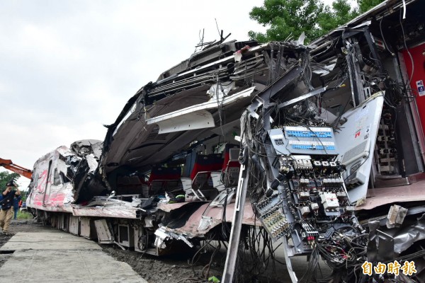 台鐵普悠瑪列車翻覆造成重大傷亡，圖為該列車車頭。（資料照）