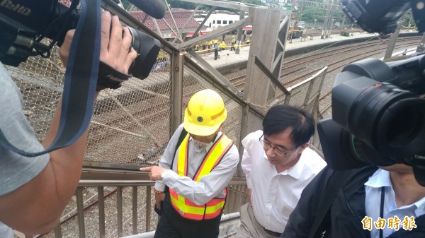 交通部長吳宏謀到現場巡視。（記者鄭景議攝）