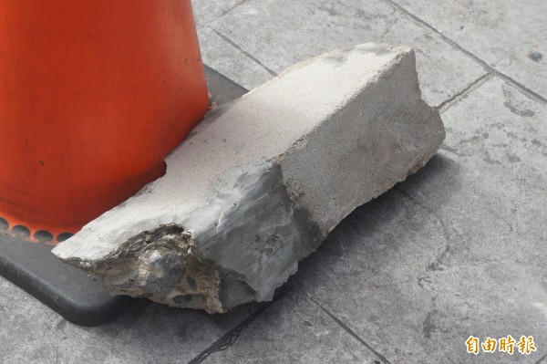 掉落的混凝土石塊，都重達十幾二十公斤。（記者劉禹慶攝）