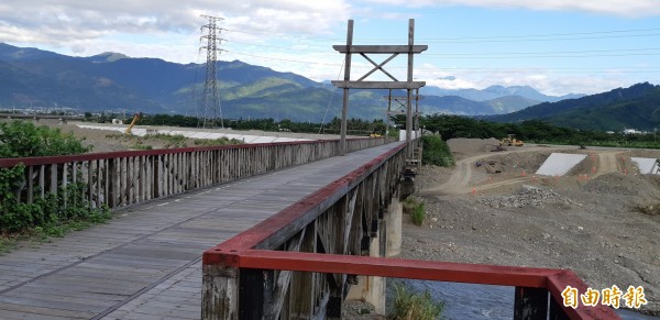 台東鐵馬道太平溪第二鐵路橋是古樸的木棧橋，因應河川治理及路堤共構工程，即將拆除。（記者黃明堂攝）