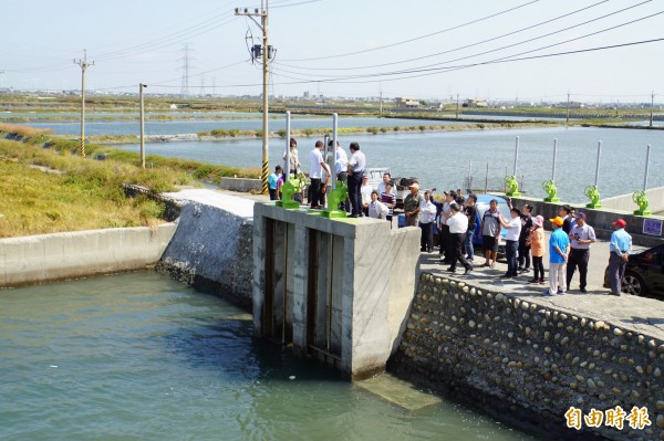 工業局長局呂正華、立委蘇治芬等人，現勘六輕隔離水道內陸漁塭的取水口。（記者詹士弘攝）