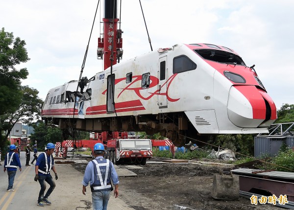 台鐵普悠瑪翻車事故讓不少民眾心生恐懼，有人上網詢問網民，事發後搭乘普悠瑪的意願，沒想到呼聲相當高，但對東部居民來說，原因很無奈。（資料照）