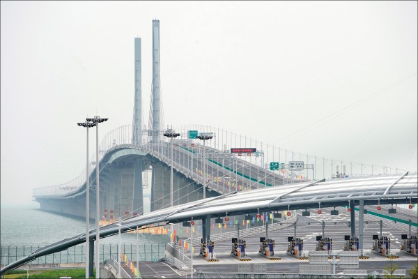 連接香港大嶼山、澳門半島和中國廣東省珠海市的港珠澳大橋，二十三日開通。（路透）