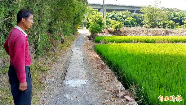 新竹市中華路四段一八一巷因是巷道，無法連結其他巷道，地主張壯基在考慮許久後，同意無償捐出百坪的農地開路。（記者洪美秀攝）