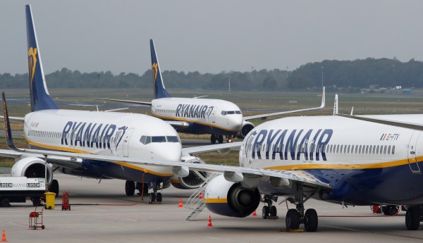 日前一名年邁的白人男子搭乘瑞安航空（Ryanair）班機，卻對隔壁的非裔老太太大聲辱罵，畫面流出，不少人認為機組人員處理不當，現在打算聯合抵制。圖為瑞安航空班機。（路透）