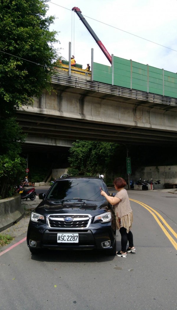 基隆中和路北二高橋上今天上午進行施工時，突然掉落石塊，砸到經過的Subaru轎車，造成車蓋嚴重損壞，民眾驚呼：「差一點砸死人！」（基隆市議員楊石城提供）（記者林欣漢攝）